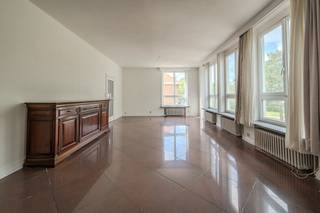 Spacious 5-bedroom corner house for sale along Leopold Van Tyghemlaan in Mariakerke with a garage and multipurpose space.This characterful home combines space, light and countless possibilities. It is perfect as a family home or as an investment thanks to its multipurpose layout and convenient location in the heart of Mariakerke.Layout:*Ground floor: - multipurpose room followed by a spacious indoor garage. This space can serve as a warehouse, practice room or studio, which makes the home extra interesting.*1st floor- hall- bright living room- kitchen - bedroom 1- bedroom 2 - separate toilet- sun terrace *2nd floor: - night hall- bathroom- bedroom 3 followed by a shower, bath and toilet - bedroom 4 - bedroom 5*3rd floor: - attic with expansion options or extra storage space.Pluses- top location in Mariakerke- sunny terrace and bright living areas- 5 bedrooms- garage and multipurpose room with practice or rental optionsAre you looking for a spacious home with possibilities? Contact us today for an on-site visit.This property is subject to the renovation obligation imposed by the Flemish government for residential buildings (unless demolished within 5 years of purchase). For more information, consult the website of the Flemish Energy and Climate Agency at https://www.vlaanderen.be/een-woning-kopen/renovatieverplichting-voor-residentiele-gebouwen