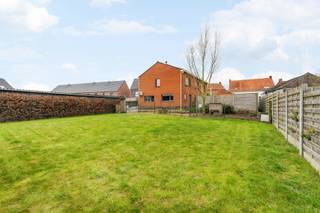 Deze ruime instapklare woning met ruime garage en zonnige tuin ligt op een rustige ligging in Houthulst.<br /><br /><span>De woning is als volgt ingedeeld:</span><br /><span>Gelijkvloerse verdieping: oprit voor meerdere wagens, ruime inkomhal, leefruimte met zicht op de tuin, grote berging/ wasplaats, apart toilet, geïnstalleerde keuken, zonnige tuin, 14 zonnepanelen en een garage van +- 60m2.<br />Eerste verdieping: 4 slaapkamers, 5e kamer mogelijk en een badkamer (dubbele lavabo, inloopdouche en toilet 2).<br /></span><br /><span>De woning beschikt ook over een ruime oprit voor meerdere wagens, 14 zonnepanelen en laadpaal (conform gekeurd), airco en een conforme elektriciteit.</span><br /><br /><span>PLUSPUNTEN:</span><br /><span>- ZEER RUSTIG GELEGEN</span><br /><span>- GARAGE +- 60M2</span><br /><span>- MOGELIJKHEID TOT 5 KAMERS<br /></span>- ZONNIGE TUIN<br />- EPC LABEL A