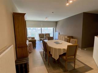 <p>Dit gezellig appartement is ideaal gelegen in het centrum van Aalst, op wandelafstand van winkels, restaurants en andere voorzieningen.</p><p>Het appartement omvat een inkomhal, een lichtrijke leefkeuken, een aparte berging naast de keuken, één slaapkamer en een badkamer met toilet.</p><p>Extra troeven zijn de privatieve kelderberging en twee gemeenschappelijke fietsenbergingen.</p><p>De huurprijs bedraagt €800 per maand + €50 gemeenschappelijke kosten.<br />Beschikbaar vanaf 01/06.</p>