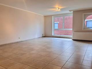 Dit verzorgde, lichtrijk appartement met twee slaapkamers ligt in een rustige straat vlakbij de Markt in Gistel.<br />Het appartement omvat een inkom, een ruime, lichtrijke leefruimte met halfopen keuken en aanpalende berging/wasplaats.<br />Vanuit de keuken krijg je toegang tot een zongericht terras.<br />Er is een badkamer met lavabo, douche en toilet.<br />Er zijn twee kamers aanwezig, waarvan één toegang biedt tot een terras.<br /><br />Achteraan het gebouw is er een gemeenschappelijke fietsenstalling en privatieve berging aanwezig.<br /><br />Er is een mogelijkheid om een garage bij te huren aan 60 € per maand.<br /><br />Voor meer informatie of een bezoek, mail kris.bauwens@albert.immo