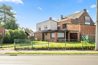 Ruime woning vlakbij het centrum van Keerbergen. Gelegen op een perceel van 4a25ca langsheen een verbindingsweg.<br />De woning omvat: inkomhal, living met parket (44m²), keuken, wasplaats, badkamer (ligbad, lavabo en wc), garage en 2de ruime garage (3m80 x 10m) met zowel poort vooraan als achteraan. <br />Op de 1ste verdieping: nachthal, 4 slaapkamers (22m², 18m², 15m² en 11m²) en 2de wc. <br />Verder ruime zolder (58m²) via vaste trap met mogelijkheid tot bijmaken kamers.<br />Totale vloeroppervlakte: 260m² + zolder. Bouwjaar: 1963.<br />Cv op mazout. EPC: 354 kWh/m² - energielabel D - UC: 3601666-RES-2.<br />Stedenbouwinfo in aanvraag (woongebied  en RUP "Hart van Keerbergen" in zone voor wonen in de centrumrand).<br />Geen risicozone voor overstromingen - gebouwscore A - perceelscore A.