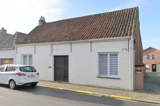 Woning met 3 slaapkamers en 2 garages te koop in Zele – € 215.000. Op zoek naar een woning met veel ruimte en tal van mogelijkheden? Deze woning, gelegen te Heikant 277 in Zele, beschikt over een bewoonbare oppervlakte van maar liefst 171 m², drie slaapkamers, de mogelijkheid om een vierde slaapkamer te creëren en twee garages.Bij het betreden van de woning kom je in de inkomhal, die toegang geeft tot de slaapkamer op het gelijkvloers en de woonkamer, bestaande uit een zithoek en eethoek. Verder bevinden zich op het gelijkvloers ook, de keuken, een praktische wasplaats, badkamer en toilet. Op de eerste verdieping zijn er nog twee slaapkamers aanwezig. Daarnaast biedt deze verdieping de mogelijkheid om een extra slaapkamer in te richten, waardoor de woning ook interessant kan zijn voor wie nood heeft aan bijkomende ruimte voor een gezin, een bureau of een hobbykamer. Buiten beschikt de woning over een aangelegd koertje en twee garages, wat zorgt voor extra comfort en praktische opbergruimte. De woning is gelegen in de omgeving van Heikant in Zele, met voorzieningen voor het dagelijkse leven en verbindingswegen in de ruimere omgeving. EPC-label F met een energiescore van 1.100 kWh/m² per jaar. Let op: voor woningen met een EPC-label E of F geldt in Vlaanderen een renovatieverplichting na aankoop. De woning is momenteel verhuurd. P-score: B – G-score: B. Stedenbouwkundige informatie: Wglk, Vg, Gvv, Gmo, Gvkr. Interesse in deze woning of wens je meer informatie? Neem gerust contact op via jens@capston.be.