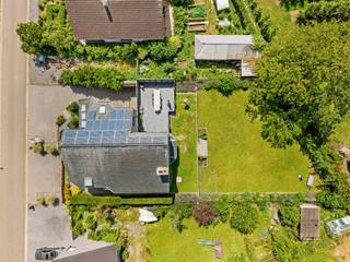 Deze vrijstaande villa is gelegen op een toplocatie aan een doodlopende straat in Nieuwerkerken op een prachtig perceel van 9are 31ca. <br /><br />De woning wordt gekenmerkt door een unieke en speelse architectuur en heeft een bewoonbare oppervlakte van 310m² (bron EPC). De woning is volledig onderkelderd (niet opgenomen in de bew. opp.), is circa 196m² groot met een hoogte van 3m en biedt plaats aan 4 auto's, een fietsenstalling of kan gebruikt worden als werkplaats of hobbyruimte. <br />Via de inkomhal met afzonderlijk gastentoilet kom je terecht in de ruime en lichtrijke woon- en eetkamer, die aansluit op de keuken met ontbijthoek. De aangename erker biedt een mooi zicht op de tuin en een zijdeur biedt toegang tot het terras. Verder beschikt de woning over een praktische berging met maatwerk en een aparte wasplaats. Daarnaast is een badkamer met douche en wastafel. Op het gelijkvloers bevindt zich ook een volwaardige slaapkamer met ingemaakte kasten, momenteel ingericht als buro.<br />Op de eerste verdieping bevindt zich de nachthal met toegang tot 3 slaapkamers en een masterbedroom met aansluitend een dressing en een aparte ruimte, nu gebruikt als stockageruimte maar mogelijkheid tot extra badkamer. <br /><br />De woning beschikt over een prachtige zuid-georiënteerde tuin. <br /><br />Verkeerstechnisch: rustig gelegen in een doodlopende straat met een vlotte verbinding naar de invalswegen en in de nabijheid van scholen, winkels en openbaar vervoer.<br /><br />Bijzonderheden: <br />- 23 zonnepanelen mét groene stroomcertificaten tot 2031( minstens 5 certificaten aan €330/stuk)<br />- Elektriciteit conform<br />- Gunstig EPC B<br />- Rustige doch centrale ligging
