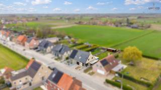Deze charmante en energiezuinige woning is uitstekend gelegen langs een invalsweg van Eernegem en combineert een vlotte bereikbaarheid met...