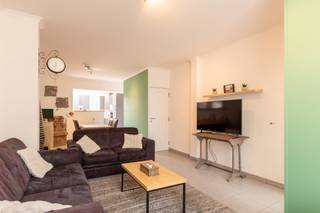 Welkom in Gezondheidsstraat 33 – een charmante en gezellige rijwoning.Bij het binnenkomen via de inkomhal kom je meteen terecht in de leefruimte met...