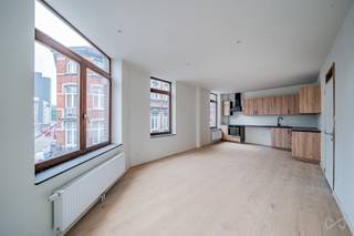 We Invest Liège et Lucas vous présentent cet appartement entièrement rénové, situé dans un immeuble aux communs soignés et récemment remis à neuf.<br /><br />L’appartement, d’une superficie PEB de 78 m² (PEB C), offre un confort moderne grâce à une rénovation complète : isolation des parois, nouveaux revêtements de sol, cuisine semi-équipée et salle de bains entièrement remise à neuf. L’appartement bénéficie d’une disposition fonctionnelle comprenant un lumineux séjour, une cuisine moderne, deux chambres confortables et une salle de bains élégante. Les compteurs de gaz, d'eau, d'électricité et la chaudière sont séparées. L'électricité est conforme. <br /><br />L’immeuble a également fait l’objet de travaux importants : remise à niveau des communs, installations techniques récentes, nouvelle isolation… L’ensemble assure une gestion énergétique optimisée et un confort durable pour ses occupants.<br /><br />Cet appartement constitue une opportunité idéale pour un acquéreur recherchant un bien sans travaux, dans un immeuble rénové et bien entretenu.