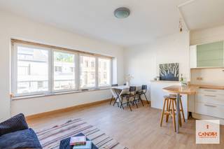 Dit appartement is gelegen aan de <strong>binnenring van Gent</strong>, waardoor u een vlotte verbinding heeft naar Gent Centrum, de R4 en N9. Daarnaast zijn verschillende winkels, horeca, scholen en het zwembad Rooigem in de buurt. Het openbaar vervoer stopt zo goed als voor de deur. <br /><br />Het appartement maakt deel uit van een kleinschalig gebouw met slechts drie appartementen en is gelegen op het <strong>eerste verdiep</strong>. U<br /><br />komt het appartement binnen via een inkomhal die toegang biedt naar de leefruimte met <strong>open keuken</strong>, badkamer met douche en toilet, slaapkamer en aparte berging. Verder beschikt de woning nog over een aparte bergruimte op het gelijkvloers.<br /><br />Wenst u graag een afspraak? Contacteer Olivier gerust op zijn mailadres olivier@convas.be 