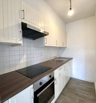 Op een rustige ligging, nabij de Onze-Lieve-Vrouwemarkt, bevindt zich dit op te frissen appartement met één volwaardige slaapkamer in de residentie "Delfino" op de 2de verdieping (hoogste verdiep, aan de achterkant). Mits de nodige creativiteit kan hier opnieuw een aangename en comfortabele woonst gecreëerd worden.<br /><br />De indeling omvat:<br /><br />- een ruime leefkamer met een open zicht en aangename natuurlijke lichtinval;<br />- een open, eenvoudig keukenblok voorzien van spoelbak, oven, keramische kookplaat, dampkap en koelkast;<br />- een aparte, volwaardige slaapkamer;<br />- een ingerichte badkamer met lavabo, douchecel en toilet.<br /><br />Extra voorzieningen:<br /><br />- aansluiting op stadswater;<br />- zonnepanelen;<br />- PVC-ramen met dubbele beglazing;<br />- elektrische verwarming.<br /><br />Een interessante opportuniteit voor wie op zoek is naar een appartement met een centrale ligging en bereid is om het naar eigen smaak op te frissen. Ook voor de investeerder een uitgelezen kans.<br /><br />Het appartement er tegenover (bus 23) bieden wij eveneens te koop aan. <br /><br />Ontdek deze beide opportuniteiten op de bezoekdag van donderdag 8 oktober 2026! Reserveer uw tijdslot spoedig!