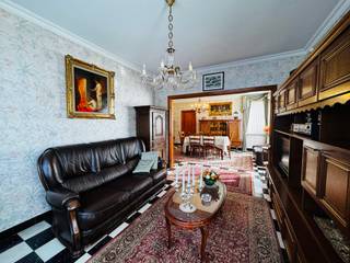 Op een gunstige locatie dichtbij het centrum van Wevelgem bevindt zich deze charmante hoekwoning met tuin en een afzonderlijke ruime garage.De woning...