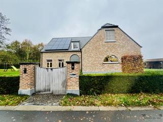 Statige villa in een oase van rust bwj 2009Droomt u van een kwaliteitsvolle, instapklare woning op een bijzonder rustige locatie? Deze supermooie,...