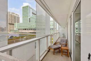 <strong>Compacte en lichtrijke studio nabij Park Spoor Noord</strong><br /><br />Deze gezellige en praktisch ingedeelde studio van 31 m² bevindt zich op de tweede verdieping van de Residentie Parktoren. De woonruimte is aangenaam lichtrijk en beschikt over een slimme slaaphoek, waardoor de beschikbare oppervlakte optimaal benut wordt. Verder omvat de studio een aparte badkamer met douche en toilet, evenals een handige berging met aansluiting voor een wasmachine. Dankzij de efficiënte indeling geniet u hier van comfortabel wonen op een compacte oppervlakte.<br /><br />De ligging is een absolute troef: op wandelafstand van het levendige Eilandje, het iconische MAS en het groene Park Spoor Noord. Bovendien bevindt de studio zich vlak bij de AP Hogeschool en is ze uitstekend bereikbaar met zowel het openbaar vervoer als de belangrijkste invalswegen.<br /><br /><strong>Bijzonderheden:</strong><br />- EPC-score A<br />- Elektriciteit conform<br />- Inclusief kelderberging<br />- Mogelijkheid tot aankoop van een autostaanplaats (€35.000)