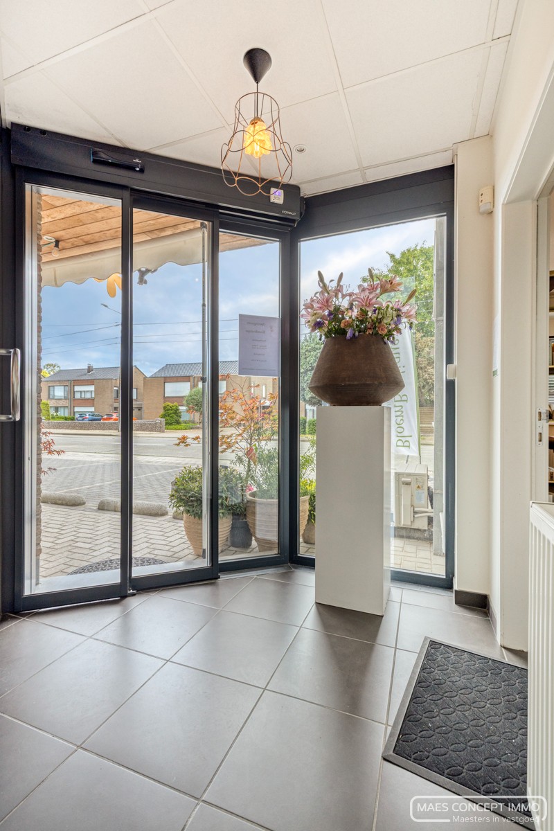 Investeringsopportuniteit - 2 verhuurde handelspanden en appartement te koop in Waregem - photo 4