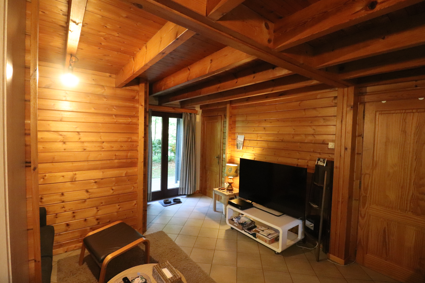 Een weekendverblijf met verdieping en met terras, carport en tuin. - foto 3