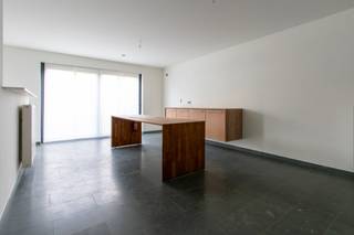 <div><div> <p>Ruim en lichtrijk gelijkvloers appartement op rustige ligging.</p><p>Dit gelijkvloers appartement ligt op een bijzonder rustige locatie en combineert comfort met een aangename woonbeleving. Het maakt deel uit van een verzorgd gebouw uit 2002 en biedt 132 m² woonoppervlakte met overal veel lichtinval.  De ruime inkomhal vormt een aangename toegang tot het appartement. Er is een berging/stookruimte en een praktische wasplaats met aansluitingen voor was- en droogmachine. Het appartement beschikt over twee afzonderlijke toiletten en een badkamer met nieuwe inloopdouche en wastafelmeubel. De leefruimte sluit aan op de nieuwe, volledig ingerichte open keuken met vaatwasser, oven, inductiekookplaat met dampkap en ijskast. Het appartement telt twee zeer ruime slaapkamers van 27 m² en 17 m², met veel inrichtingsmogelijkheden. Extra troef: mogelijkheid tot huren van een overdekte autostaanplaats voor € 75/maand. Dit appartement is ideaal voor wie op zoek is naar ruimte, licht en rust.</p></div> </div>