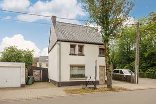 Deze halfopen bebouwing bevindt zich in een rustige straat in Mol, op wandelafstand van het station en met winkels, scholen en andere...
