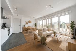 Infos &amp; visites – 02 315 51 71<br /><br />We Invest Brussels vous présente ce superbe appartement de 73 m², idéalement situé Avenue Nippone, dans le très recherché quartier Delta à Auderghem, à proximité immédiate des commerces, transports, écoles et de toutes les commodités.<br /><br />Situé au 2ᵉ étage, cet appartement construit en 2018 est en excellent état et offre un cadre de vie moderne et confortable. Dès l'entrée, vous découvrez un agréable séjour lumineux de 30 m², une cuisine fonctionnelle, une belle chambre de 16 m², une salle de bains ainsi qu'une buanderie pratique.<br /><br />L'appartement bénéficie d'excellentes performances énergétiques avec un PEB B et d'une installation électrique conforme. Son état impeccable permet une installation immédiate, sans travaux à prévoir.<br /><br />Grâce à sa construction récente, son excellent état et sa situation privilégiée dans le quartier Delta, ce bien constitue une opportunité idéale pour un premier achat ou un investissement locatif.<br /><br />Un emplacement de parking supplémentaire et obligatoire complète le bien au prix de 25.000 €.<br /><br />À visiter sans tarder ! Une rare opportunité dans le quartier.