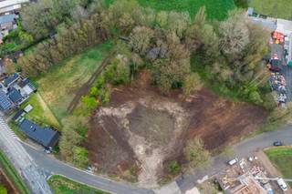 This exceptional building plot (Lot B) of 1,625 m², located at Aartrijksestraat 159 in Aartrijke, offers an excellent combination of space, privacy and panoramic rural views. The plot is part of a small-scale subdivision of only four exclusive lots, guaranteeing a harmonious and peaceful living environment.The land is located in a beautiful residential area with a distinct rural character. Here you live amidst the fields, while all modern facilities and major arteries are within easy reach.Building regulations and options:- Surface: 1,625 m²- Façade width: 12 meters- Construction depth: 20 meters- Installation: Construction line (rear lane) 10 meters and a side build-free strip of 4 meters- Building height: Up to 2 floors with a maximum ridge height of 12 meters.Register of measures: no