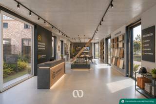 Propriété polyvalente avec des possibilités de logement, de travail et d'entrepreneuriat<br /><br />Cette ancienne ferme carrée offre une superficie habitable exceptionnellement spacieuse d'environ 210 m², offrant une base idéale pour ceux qui recherchent une propriété avec des possibilités. Grâce à la finition actuelle du gros œuvre, l'aménagement est encore complètement ouvert et l'espace peut être aménagé selon vos propres souhaits, besoins et projets futurs.<br /><br />Que vous souhaitiez en faire une grande maison familiale, un espace de bureau ou de pratique pour une profession libérale, une combinaison de logement et de travail ou une autre utilisation, les possibilités sont très étendues. Un accès séparé à l'étage supérieur est également possible, ce qui rend la propriété idéale pour une combinaison de différentes fonctions.<br /><br />Les installations nécessaires sont déjà prévues et raccordées. Comme les murs intérieurs doivent encore être installés, vous n'êtes pas lié à un agencement existant. Vous décidez entièrement de l'emplacement des espaces de vie, des chambres, des bureaux, des salles de pratique, des salles de réception, des sanitaires ou d'autres espaces. La finition peut également être entièrement adaptée à la destination souhaitée et à votre goût personnel.<br /><br />La surface généreuse combinée à la structure caractéristique de l'ancienne ferme carrée fait que cette propriété ne se limite pas à une seule utilisation spécifique. Cette propriété offre une base particulièrement intéressante à la fois pour ceux qui recherchent une grande maison et pour les travailleurs indépendants, professionnels libéraux ou entrepreneurs qui souhaitent combiner logement et travail.<br /><br />De plus, la propriété dispose d'une place de parking couverte, d'un jardin agréable et d'un espace de stockage séparé déjà équipé des raccordements nécessaires.<br /><br />Un avantage supplémentaire est que cet achat peut bénéficier du régime de TVA à 6%.<br /><br />En résumé : une occasion unique pour ceux qui recherchent plus qu'une simple maison traditionnelle. Une propriété brute spacieuse qui peut être entièrement aménagée selon vos souhaits, offrant à la fois des possibilités de logement, de travail et une combinaison des deux. Cette propriété vous intéresse-t-elle ? Alors n'hésitez pas à nous contacter et à découvrir les nombreuses possibilités !