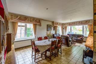 <p>Interesse of vragen? Neem gerust contact op met Erik via erik@copandi.be of via 0497/530796.</p><p></p><p>Deze woning is gelegen in Rotselaar, meer bepaald in de St-Pietersstraat 4. Dit is een erg rustige straat die op wandelafstand ligt van het centrum van Rotselaar. De lagere scholen 'De Klinker' en 'De Straal' liggen echt vlakbij, maar ook openbaar vervoer is vlakbij. Bovendien ben je op enkele minuten aan de E314, met een goede verbinding naar Leuven en Brussel.</p><p></p><p></p><p><strong>Gelijkvloers</strong><br />Deze woning beschikt over meerdere leefruimtes die zorgen voor een verrassend ruime en flexibele indeling. De grootste leefruimte van meer dan 31 m² vormt het centrale hart van de woning en biedt voldoende plaats voor een gezellige zithoek en eetruimte. Daarnaast zijn er nog twee bijkomende leefruimtes aanwezig die perfect kunnen dienen als salon, bureau of speelhoek.</p><p>De aparte keuken sluit mooi aan op de leefruimtes en biedt alle mogelijkheden om deze verder naar eigen smaak in te richten. De inkomhal zorgt voor een vlotte circulatie doorheen de woning en verbindt alle ruimtes op een praktische manier.</p><p></p><p><strong>Verdiep 1</strong><br />Op de eerste verdieping bevinden zich drie slaapkamers van verschillende groottes. De ruime master bedroom biedt voldoende plaats voor extra kasten of een dressing. Daarnaast beschikt de woning over een badkamer met bad en wastafel. De centrale nachthal zorgt voor een aangename verbinding tussen alle kamers.</p><p></p><p>Deze woning in Rotselaar biedt verrassend veel leefruimte en tal van mogelijkheden voor gezinnen of kopers die op zoek zijn naar een woning met karakter en een praktische indeling.</p><p></p><p>✅ Drie slaapkamers<br />✅ Meerdere leefruimtes<br />✅ Aparte keuken<br />✅ Badkamer met ligbad<br />✅ Flexibele indeling met veel mogelijkheden<br />✅ Gelegen in Rotselaar</p>