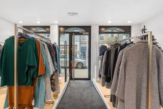 Te koop: instapklaar handelspand in de Brusselsestraat, hartje centrum Dendermonde, met tuin en goede visibiliteit.Dit volledig ingerichte...