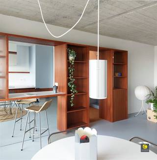 <p><span>Appartement luxueusement rénové de 2 chambres à coucher avec une grande terrasse dans 't greenery !</span></p><p><span>Cet appartement élégamment rénové avec des finitions sublimes est situé au</span><span><sup>8ème</sup></span><span> étage d'un immeuble superbement entretenu et bénéficiant d'un emplacement de choix. Les magasins, les parcs, les écoles, les restaurants, les installations sportives, les transports publics et les voies d'accès sont toujours à proximité, tout comme la vie animée de la ville d'Anvers. Du point de vue structurel, ce bijou est également un véritable gagnant, vous bénéficiez d'un excellent EPC A, d'une électricité conforme et d'une sécurité contre l'amiante. De chaque pièce, vous avez une vue sur la beauté naturelle environnante, de sorte que votre intimité est garantie à 100 %. En bref, une garantie de qualité et de vie sans souci et/ou d'investissement.</span></p><p><span> </span></p><p><span>Hall d'entrée, espace de vie & cuisine :</span></p><p><span>La finition exceptionnelle est immédiatement apparente lorsque l'on entre dans l'appartement par le hall d'entrée avec porte de sécurité, vidéophone et magnifique parquet en chêne naturel qui se poursuit sans interruption dans l'espace de vie et s'harmonise parfaitement avec le carrelage en travertin de la cuisine, de la salle de bains et des toilettes. La ligne se prolonge également dans l'espace de vie lumineux qui donne sur la verdure et comporte des rampes lumineuses design. La cuisine en noyer, avec son îlot de cuisson et son coin salon, en constitue le cœur vibrant et est équipée d'appareils électroménagers de haute qualité (plaque à induction avec hotte intégrée, réfrigérateur, congélateur, lave-vaisselle). L'éclairage LED encastré met cette sublime cuisine sous les feux de la rampe, au sens propre comme au figuré, et vous bénéficiez d'une garantie de 5 ans sur les appareils et de 10 ans sur les armoires. </span></p><p><span> </span></p><p><span>Hall de nuit, buanderie, toilettes, salle de bain & chambres :</span></p><p><span>La buanderie séparée a été subtilement intégrée dans le hall de nuit et les toilettes ont également été logées séparément. La salle de bains rustique comprend une fantastique douche à l'italienne/pluie et un double lavabo moderne. Un endroit très zen où l'on peut se détendre complètement. Les deux chambres à coucher sont spacieuses, également sur parquet et avec vue sur la verdure, une bonne nuit de sommeil est assurée. Depuis la spacieuse chambre principale, vous avez d'ailleurs un accès direct à la terrasse. </span></p><p><span> </span></p><p><span>Terrasse, sous-sol, parking & garage à vélos :</span></p><p><span>La vaste terrasse orientée au sud et à l'ouest s'étend sur toute la largeur de l'appartement. Vous pourrez y profiter pleinement de la verdure environnante, accompagnée ou non d'un bon verre de vin ou d'un repas savoureux. L'espace de rangement au sous-sol est inclus. La place de parking en surface doit être achetée (€ 7,500). Les bicyclettes peuvent être stockées aussi bien en sous-sol qu'en surface.</span></p><p><span> </span></p><p><span>Atouts supplémentaires :</span></p><p><span>- Situation privilégiée</span></p><p><span>- Emménager, déballer et profiter</span></p><p><span>- EPC A (92m²)</span></p><p><span>- Conforme aux normes d'électricité</span></p><p><span>- Sans amiante</span></p><p><span>- Nouvelles fenêtres HR et nouveaux radiateurs</span></p><p><span>- Haut niveau de finition</span></p><p><span>- Grande terrasse (S)W</span></p><p><span>- Etat de l'immeuble (terrasses récentes, isolation/rénovation de la toiture et des façades, ascenseur, chemins latéraux, égouts,...)</span></p><p><span>- Cave, abri à vélos et parking</span></p><p><span> </span></p>