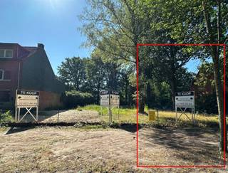 <p><span>Droomt u ervan uw eigen woning te bouwen in het groene Brasschaat? Op deze bouwgrond van 600 m² in de Hoge Kaart krijgt u de kans om een thuis te bouwen die volledig aansluit bij uw wensen, vandaag én in de toekomst.</span></p><p><span> </span></p><p><span>Omringd door het groen geniet u hier elke dag van rust en privacy, terwijl scholen, winkels en belangrijke invalswegen richting Antwerpen en Nederland zich op slechts enkele minuten bevinden. Een locatie waar natuur en bereikbaarheid moeiteloos samengaan.</span></p><p><span> </span></p><p><span>De bouwvoorschriften laten een woning toe met drie bouwlagen en een hellend dak, aangevuld met een garage of carport. Droomt u van een lichtrijke leefruimte, een thuiskantoor, praktijkruimte, kelder, poolhouse of een zwembad? Hier krijgt u de ruimte om uw ideeën werkelijkheid te maken.</span></p><p><span> </span></p><p><span>U heeft de vrijheid om de bouwgrond aan te kopen en uw eigen bouwtraject te bepalen. Wenst u graag een totaalconcept? Verschillende bouwformules, van ruwbouw winddicht tot een volledig sleutel-op-de-deurconcept, kunnen optioneel aangeboden worden. Met transparante detailprijzen en een duidelijk lastenboek krijgt u een helder overzicht van de mogelijkheden om uw toekomstige woning te realiseren. (de visualisaties zijn niet gebaseerd op de maximale mogelijkheden)</span></p><p><span> </span></p><p><span>Benieuwd naar de mogelijkheden of de bouwvoorschriften? Neem gerust contact op via </span><span><span>shania@janssenenjanssen.be</span></span><span>. </span></p><p><span> </span></p><p><span>Misschien zet u hier binnenkort de eerste stap naar uw nieuwe thuis. Tot snel!</span></p><p><span> </span></p><p><span>Bouwvoorschriften LOT 3</span></p><ul><li><span>Halfopen bebouwing</span></li><li><span>Straatbreedte: 7m</span></li><li><span>Diepte: 60m</span></li><li><span>Maximale bouwdiepte:</span><ul><li><span>gelijkvloers: 13m</span></li><li><span>eerste verdieping: 13m</span></li><li><span>tweede verdieping (onder schuin dak): 9m</span></li></ul></li><li><span>Gevelbreedte: min. 6m</span></li><li><span>Bijgebouwen: max. 40m² </span></li></ul><p><span> </span></p><p><span>Overige beschikbare loten</span></p><p><span>LOT 1: GB 420m² - €199.000</span></p><p><span>LOT 2: HOB 600m² - €264.000</span></p><p><span> </span></p>