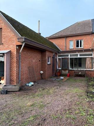 Ben je op zoek naar een woning met een goede verbinding naar winkels, scholen en autostrade en wil je graag de handen uit de mouwen steken?Dan is dit...