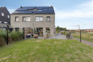 Op een perceeloppervlakte van circa 250m² vinden we een instapklare woning met 4 slaapkamers en 2 badkamers te koop op een mooie locatie te Kalmthout-centrum! <br />Zoek je vastgoed in Kalmthout? Lees dan zeker verder.<br /><br />Gelijkvloers:<br />- Inkomhal <br />- Gastentoilet met handenwasser <br />- zeer gezellige en lichte leefruimte (39m²)<br />- Volledig ingerichte open keuken<br /><br />Eerste verdieping:<br />- 2 slaapkamers (ca 13-12m²)<br />- badkamer (ca 7m²), ingericht met inloopdouche en dubbele wastafel met bijpassend meubel - alsook aansluiting voor was- en droogautomaat voorzien <br />- apart toilet <br /><br />2e verdieping:<br />- 2 slaapkamers (ca 8-8m²)<br />- 2e badkamer met douche en wastafel <br />- apart toilet <br />- technische berging <br /><br />Diversen:<br />- E-peil = -1 - score -4 kWh<br />- tuin, volledig omheind<br />- Terras <br />- staanplaatsen <br />- ventilatiesysteem <br />- regenwaterput, 5.000L, aangesloten op de wc beneden + buitenkraan <br />- centrale verwarming op aardgas (vloerverwarming overal!)<br />- Zeer energiezuinige woning <br />- kruipruimte aanwezig<br /><br />Bestuursmaatregelen in het maatregelenregister: nee