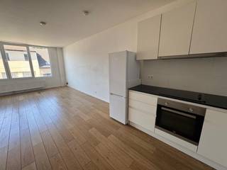 Gezellig appartement met 1 slaapkamer in het centrum van Hoboken.<br /><br />Op een centrale locatie aan de Kioskplaats 72 in Hoboken bevindt zich dit aangename en instapklare appartement.<br />Het appartement beschikt over een lichtrijke leefruimte met open, volledig ingerichte keuken van circa 30 m², afgewerkt met parket. De slaapkamer is eveneens voorzien van parket en heeft een oppervlakte van circa 11 m².<br />Verder beschikt het appartement over een badkamer met bad, douchevoorziening en lavabo, evenals een afzonderlijk toilet.<br />De maandelijkse algemene kosten bedragen € 65 en omvatten het gebruik van de lift en het waterverbruik.<br /><br />Het appartement is onmiddellijk beschikbaar. Ideaal voor wie comfortabel en centraal wil wonen, met winkels, openbaar vervoer en andere voorzieningen vlakbij.