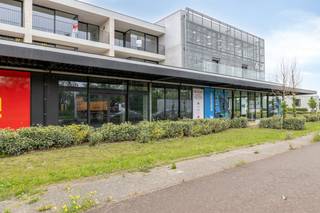 Ce nouvel espace commercial est situé le long de la route d'accès très fréquentée de Furnes. L'E40 et la côte sont facilement accessibles. La superficie totale de l'espace est de 303 m². De nombreuses interprétations sont possibles. Des places de parking sont prévues.Bornes de recharge fournies.Si vous recherchez un espace commercial à louer à Furnes, n'hésitez pas à contacter notre bureau.