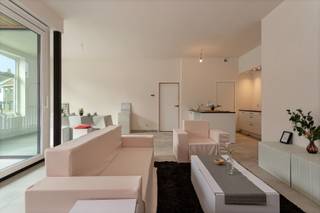 Gelijkvloers hoekappartement in de nieuwbouw residentie "De Rembrandt", gebouwd met oog voor detail en comfort. <br />Bij de afwerking van de appartementen werd gekozen voor de meest kwalitatieve en tijdloze materialen waardoor stijl en klasse naadloos in elkaar vloeien.<br /><br />Deze centraal gelegen residentie biedt een vlotte verbinding naar o.a. het centrum van Wielsbeke, Oostrozebeke en Waregem. Gelegen vlakbij de oude Leie arm aan het vernieuwde OC Den Aert. Een ideale uitvalbasis voor wandel- en fietsplezier.<br /><br />Indeling: Er is een ruime inkomhal die toegang geeft tot een aparte berging, de leefruimte, de open keuken en het terras. Via de open keuken heb je overigens toegang tot een tweede bergruimte. Daarnaast is er ook een ruime nachthal die toegang geeft tot het toilet, de badkamer en de twee slaapkamers. De badkamer bestaat uit een douche, een ligbad en een dubbele lavabo.<br /><br />De bewoonbare oppervlakte bedraagt 128,61 m². De oppervlakte van het terras bedraagt 7,40 m².<br /><br />Vanuit de garage zijn de private bergingen, inkomhal en lift bereikbaar. Eens binnen geparkeerd hoeft u niet meer naar buiten.<br /><br />E-peil 19 (volledige vrijstelling van onroerende voorheffing gedurende 5 jaar).<br /><br />Het appartement is voorzien van privatieve zonnepanelen.<br /><br />Overal vloerverwarming met apart regelbare circuits per ruimte.<br /><br />De parking achteraan (komende vanuit de Vlasstraat) volledig nieuw aangelegd met openbare parkeerplaatsen en groen.<br /><br />Opsplitsing prijs: Grondwaarde 57.874,50 EUR - Constructie 257.125,50 EUR<br />6 % BTW mogelijk.<br /><br />Alle bedragen zijn exclusief garages, bergingen en alle kosten. Garage (25.000 EUR) en berging (5.600 EUR) mogelijk mee aan te kopen.