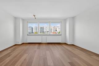 <p><span>Uitzonderlijk goed gelegen 2-slaapkamerappartement met groot zonnig terras aan de jachthaven van Blankenberge. </span></p><p><span>Bij het binnentreden van dit instapklaar appartement ervaart u één en al licht.</span></p><p><span>De leefruimte is afgewerkt met een kwalitatieve houten vloer en een moderne open keuken met alle comfort. </span></p><p><span>U geniet hier van een fijn zicht naar de jachthaven en het groen omgeven Leopoldpark. In de verte kan u genieten van de zee met zijn woeste golven. </span></p><p><span>De hal met ingemaakte kasten leidt ons naar de 2 slaapkamers die in verbinding staan met het royaal zuidgericht terras.</span></p><p><span>Beide slaapkamers kunnen worden voorzien van een 2-persoonsbed. </span></p><p><span>In 1 van de slaapkamers vinden we praktische ingemaakte kasten en een aansluiting voor de wasmachine. </span></p><p><span>Stijlvol betegelde badkamer met inloopdouche, lavabomeubel met spiegelkasten en een hangtoilet. </span></p><p><span>Er is een afzonderlijk gastentoilet. Geriefelijke berging op het appartement. </span></p><p><span>Fijne troeven zijn het gunstig epc, de blanco elektrische keuring en de hoogrendementsbeglazing.</span></p><p><span>Het appartement wordt verwarmd op gas met een condenserende ketel</span></p><p><span>U kan gebruik maken van de privatieve kelderberging en een gemeenschappelijke fietsenstalling. </span></p><p><span>Grote troef is de mogelijkheid tot aankoop van een garagebox in het gebouw. </span></p><p><span> </span></p><p><span> </span></p>