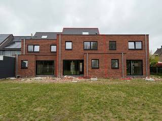 Deze moderne nieuwbouwwoning combineert comfort, kwaliteit en een doordachte indeling. <br />Op het gelijkvloers verwelkomt een ruime inkomhal met gastentoilet je in de woning. De lichte leefruimte met halfopen keuken vormt het hart van het huis, met uitzicht op de tuin. Aansluitend aan de keuken bevindt zich een praktische berging/wasplaats.<br /><br />Op de eerste verdieping vind je 3 aangename slaapkamers, een afzonderlijk toilet en een stijlvolle badkamer. Via een vaste trap bereik je de afgewerkte zolderverdieping, ideaal als extra slaapkamer, bureau of hobbyruimte.<br /><br />De koper kan, indien gewenst, nog een garage en tuinberging plaatsen in de achtertuin. <br />Achteraan het perceel is er eveneens ontsluiting via een gemeenteweg. <br /><br />De woning is afgewerkt met kwalitatieve materialen en voorzien van vloerverwarming op aardgas, sanitaire installatie (incl. sanitaire toestellen), ventilatiesysteem type D, gekeurde elektrische installatie met zonnepanelen, regenwaterpomp (geplaatst in de regenwaterput), gepleisterd en volledig gechapt. Tevens is een binnentrap in beuk voorzien. <br /><br />De verdere afwerking, waaronder sanitaire toestellen met meubilair, vloeren en faïence, binnendeuren en keuken, wordt gerealiseerd naar eigen smaak van de koper. De laminaatvloeren in de slaapkamers worden door de koper zelf voorzien. <br />Indien gewenst kan de woning ook 'niet afgewerkt' worden aangekocht.<br /><br />Een woning die klaarstaat om jouw thuis te worden — comfortabel, energiezuinig (E-peil 13*) en met oog voor detail.<br /><br />Grondaandeel: € 110.000,00 (excl. notaris, aandeel verkavelingsakte, prekadastratie, .. **)<br />Constructie: €257.500,00 (excl. 21% BTW)<br /><br />*Kopers kunnen genieten van een vermindering van onroerende voorheffing van 50% gedurende de eerste 5 jaar van 50%.<br /><br />** Kosten voor nutsaansluitingen (€ 3744,47 excl. btw), aandeel verkavelingsakte (€ 800,00 excl. btw), prekadastratie (€ 250,00 excl. btw) en notaris te dragen door de koper.