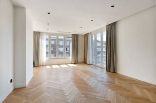 <p><span>Stijlvol gerenoveerd appartement met 3 slaapkamers</span></p><p><span> </span></p><p><span>In een rustige en gegeerde woonomgeving aan de Pastoor Bauwenslaan in Wilrijk vindt u dit smaakvol gerenoveerde appartement met drie slaapkamers. De combinatie van hoogwaardige materialen, een doordachte indeling en veel natuurlijk licht zorgt voor een hedendaagse woonbeleving met maximaal comfort.</span></p><p><span>Bij het betreden van het appartement valt meteen de ruime en lichtrijke leefruimte op. Dankzij de grote raampartijen geniet u de hele dag door van een aangename lichtinval. De elegante visgraatparketvloer creëert een warme en verfijnde sfeer die perfect aansluit bij het moderne interieur.</span></p><p><span>De open designkeuken vormt het hart van de woning en is uitgerust met een stijlvol kookeiland en kwalitatieve inbouwtoestellen. Hierdoor combineert ze functionaliteit met een strakke uitstraling.</span></p><p><span>Verder beschikt het appartement over drie volwaardige slaapkamers die tal van mogelijkheden bieden, een moderne badkamer met ruime inloopdouche en een praktische inkomhal met voldoende opbergmogelijkheden.</span></p><p><span> </span></p><p><span>Bijzonderheden: </span><span><br />Volledig gerenoveerd in 2022<br />Veiligheidsdeur aanwezig<br />Hoogwaardige en duurzame afwerking<br />Karaktervolle visgraatparketvloer<br />Ruime leefomgeving met veel lichtinval<br />Rustige maar centrale ligging</span></p><p><span>Onmiddellijk beschikbaar </span></p><p><span> </span></p><p><span>Kosten:</span><span><br />Provisie gemeenschappelijke kosten: 150€/maand (onderhoud en verbruik van de gemeenschappelijke delen)<br />Individuele meters voor gas en elektriciteit</span></p><p><span> </span></p><p><span>Ligging:</span></p><p><span>Ook de locatie is een sterke troef. Het appartement bevindt zich in een aangename residentiële buurt met winkels, scholen, openbaar vervoer en recreatiemogelijkheden in de nabije omgeving. Bovendien zorgen de uitstekende verbindingen naar de A12, E19 en de Antwerpse Ring voor een snelle bereikbaarheid van Antwerpen en de omliggende gemeenten.</span></p><p><span> </span></p><p><span> </span></p>