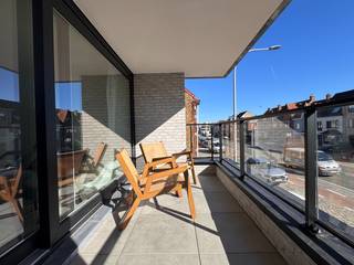 <strong>**OPENDEURDAG op woensdag 8 april 2026 van 15h - 17h!!**</strong><br /> <br />Dit energiezuinige, moderne nieuwbouwproject omvat 14 lichtrijke &amp; ruime doorloopappartementen met elk een eigen zonneterras/tuin en 1, 2 of 3 slaapkamers.<br />De oppervlaktes v/d appartementen variëren tussen 70m² en 97m².<br />Op het gelijkvloers bevindt zich ook een handelsruimte met maximale visibiliteit (= grote etalage).<br />Achterliggend bevinden zich 20 parkeerplaatsen.<br />Dit woonproject bevindt zich op een <strong>TOPLOCATIE te St-Andries</strong>, nl. op wandelafstand van alle faciliteiten (o.a. winkels, openbaar vervoer, invalswegen, scholen, Brugge centrum, Tilleghem bos, Koude Keuken...).<br /><br /><strong>*Appartement 2.01*</strong> is een lichtovergoten appartement (2°V) met 1 slaapkamer en tof terras achteraan.<br />Oppervlakte: 70m<sup>2</sup>.<br />Comfortabele indeling: inkomhal, open keuken, ruime leefruimte met groot schuifraam naar het zonneterras, slaapkamer, badkamer, afz. toilet en berging/wasplaats.<br />Het appartement kan afgewerkt worden naar uw smaak! Badkamer, keuken, vloeren... kunnen door de klant gekozen worden.<br /><br />Aan de achterzijde van het gebouw bevinden zich 20 staanplaatsen.<br />Elk appartement dient een staanplaats aan te kopen.<br />Tevens is er ook een fietsenstalling achteraan het gebouw.<br />Daarnaast kan er ook een kelderberging aangekocht worden.<br /><br />De appartementen worden uiterst energiezuinig gebouwd (E-peil 30) en voorzien van o.a.: superisolerend dubbel glas, zonnepanelen, warmtepomp, vloerverwarming, ventilatiesysteem,...<br />Er zijn ook 2 liften voorzien in het gebouw.<br /> <br />Kortom: trendy en kwalitatieve appartementen, afgewerkt op uw maat, waar u zorgeloos kan genieten! <br /><br />Prijs appartement 2.01: 315.000 EUR (excl. kosten).<br />Prijs staanplaats: 20.000 EUR (excl. kosten)<br />Prijs kelderberging: 5.000 EUR (excl. kosten)<br />Verkoop onder BTW-stelsel.<br />! Mogelijkheid tot 6% btw indien voldaan wordt aan de voorwaarden !