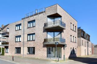 Dit centraal gelegen, energiezuinig appartement met zicht over de Raverschootstraat ligt nabij het hartje van de gezellige stad Eeklo. In dit...
