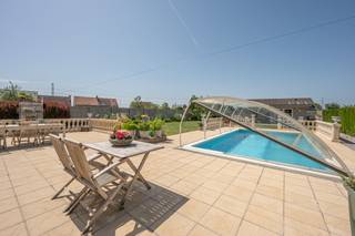 Bent u op zoek naar een exclusieve eigendom te koop die comfort en ruimte perfect combineert? Deze charmante en perfect onderhouden villa op een royaal perceel van 998 m² is ook uitermate geschikt voor een vrij beroep. Gelegen in het schilderachtige Lissewege, geniet u hier van een oase van rust met een bewoonbare oppervlakte van maar liefst 270 m².Dankzij de strategische ligging is de bereikbaarheid uitstekend. U bevindt zich in de nabijheid van belangrijke invalswegen zoals de A11, waardoor zowel de Belgische kust als het historische centrum van Brugge vlot bereikbaar zijn. Dit maakt het de ideale uitvalsbasis voor wie houdt van een rustige woonomgeving.Dankzij de aanwezigheid van zonnepanelen en een thuisbatterij bent u alvast voorbereid op de toekomst. De absolute eyecatcher is de prachtig aangelegde, zonnige tuin met een groot terras en een heerlijk verwarmd zwembad. Ideaal aanbod voor vaste woonst, tweede verblijf of vrij beroep. Bent u op zoek naar een villa vlakbij Knokke-Heist en Brugge? Neem dan zeker contact op voor een bezoek of meer informatie met de dossierbeheerder Arne Vandierendonck via 0493 25 35 85 of arne.vandierendonck@dewaele.comDe eigendom wordt aangeboden via de Pre-sale formule. Van 20/06/2026 om 10:00 tot 27/06/2026 om 16:00 kan u de woning op afspraak komen bezichtigen en een bod uitbrengen. De vermelde prijs is een instelprijs. Voor meer info, gelieve contact op te nemen met de dossierverantwoordelijke.Bestuursmaatregelen in het maatregelenregister: nee