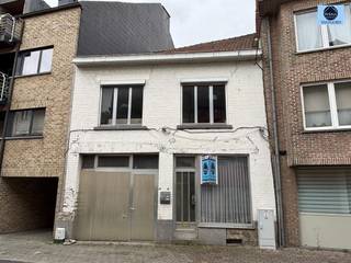 <p><span>RUIME TE RENOVEREN WONING MET TUIN</span></p><p><span>Richtprijs : 199.000 euro</span></p><p><span> </span></p><p><span>Deze woning is gelegen in het stadscentrum van Ninove, in de nabijheid van scholen,</span></p><p><span>winkels en openbaar vervoer.</span></p><p><span>De benedenverdieping omvat een leefruimte, plaats voor de keuken en een ruime garage.</span></p><p><span>Op de 1ste verdieping treft u 3 slaapkamers en de badkamer.</span></p><p><span>Zolder aanwezig met mogelijkheden tot extra kamers.</span></p><p><span>Achteraan is er een leuke stadstuin en gebouw voor eventueel het uitoefenen van een zelfstandig beroep.</span></p><p><span>Het bijgebouw is eenvoudig bereikbaar via de garage, met volledige garantie op de privacy van de woning. </span></p><p><span>Ideaal investeringsproject of projectgrond.</span></p><p><span>Biedt tal van mogelijkheden.</span></p><p><span> </span></p><p><span>Aarzel niet en bel 0475/51.40.73 of email <span>info@svena.be</span></span></p><p><span> </span></p><p><span>Stedenbouwkundig uittreksel/inlichtingen in aanvraag!</span></p><p><span>Deze gegevens zijn louter informatief en wij kunnen niet aansprakelijk gesteld worden voor eventuele onjuistheden.</span></p><p><span>De bewoonbare oppervlakte is slechts indicatief.</span></p><p><span> </span></p>