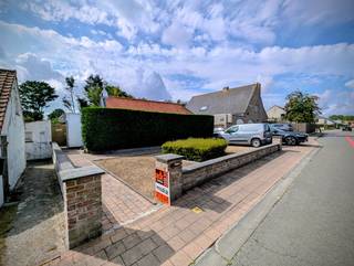 Deze charmante 4-gevelvilla bevindt zich in een rustige straat in Adinkerke, op wandelafstand van het groene Cabour-domein, en biedt veel...