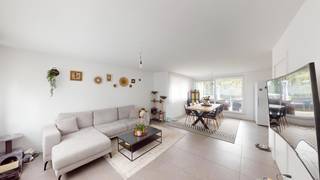 <p>Bij ImmoFusion 7/7 “open huis” : klik op onze 3D-TOUR.<br />Ervaar vastgoed alsof je er zelf doorloopt!<br /><br />Bent u op zoek naar een ruim en modern appartement in het centrum van Heusden? Zoek niet verder! Dit nieuw gebouwde duplex appartement, gelegen op de eerste verdieping, biedt alles wat u nodig heeft voor comfortabel en stijlvol wonen.<br /><br />Dit appartement van 114m² bestaat uit twee slaapkamers, een volledig ingerichte keuken en badkamer, een lichte living, een handige berging, een groot terras, en een autostandplaats. Gebouwd in 2022, voldoet dit appartement aan alle vereisten van modern comfort en is dan ook volledig instapklaar. U hoeft alleen maar uw koffers uit te pakken en u bent klaar om te genieten van uw nieuwe woning.<br /><br />Dit duplex appartement is de ideale investering voor wie op zoek is naar een eigen stek of wie wil starten met een eigen opbrengsteigendom. De centrale ligging in Heusden zorgt ervoor dat u dicht bij winkels, scholen en openbaar vervoer bent, wat de waarde en aantrekkelijkheid van dit appartement alleen maar vergroot.<br /><br />Mis deze kans niet om te investeren in een prachtig appartement dat alles biedt wat u nodig heeft voor comfortabel en zorgeloos wonen. Neem vandaag nog contact met ons op voor meer informatie of om een bezichtiging te plannen!<br /><br /><br />Pluspunten : <br />- geen syndicus kosten.<br />- Kleinschalig appartementsblok,<br />- Ruim terras<br />- Centrum gelegen<br />- Goede verbinding E313/E314.<br /><br />Maatregelen opgenomen in het Maatregelenregister: nee<br /><br />Voor een bezichtiging ter plaatse of meer info, bel ons op 078/78.78.70, of kom gewoon binnen op ons kantoor, steeds welkom!</p>