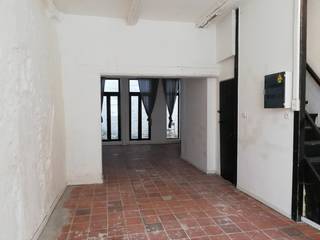 Deze commerciële ruimte is gelegen in de Grote Pieterpotstraat, een zijstraat van de Suikerrui, vlakbij de Grote Markt.De gelijkvloers ruimte is +/-...
