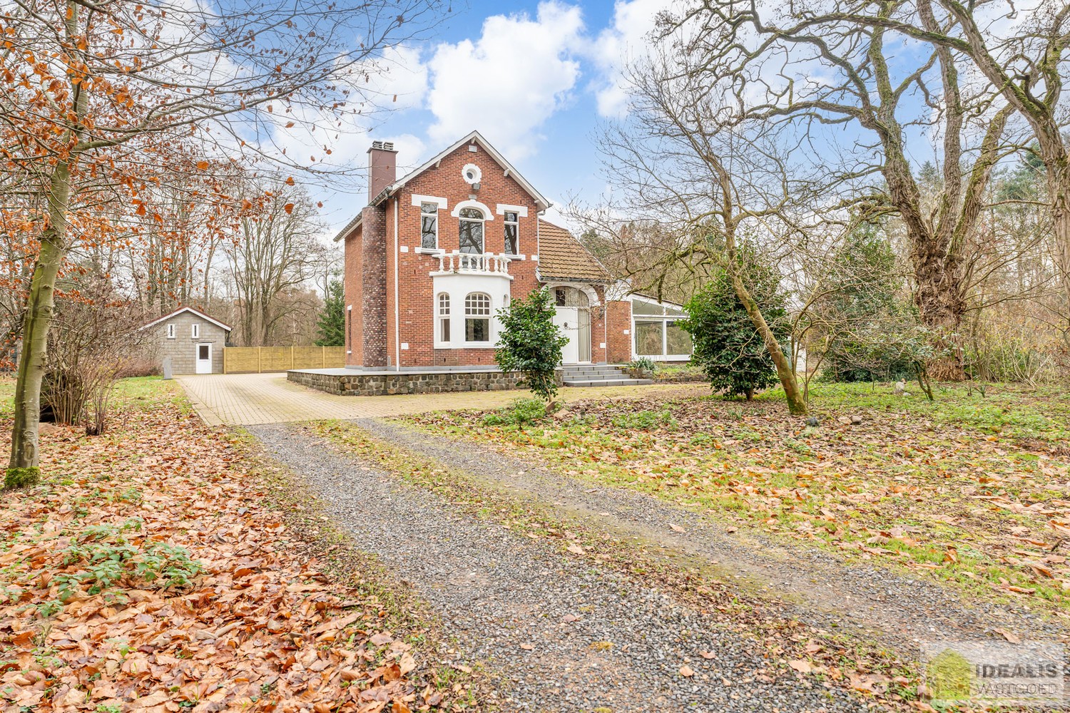 IDEALIS VASTGOED – Ruime te renoveren villa op riant perceel! De villa omvat 198m² netto bewoonbare oppervlakte met een ruime woonkamer en aansluitend uitgeruste keuken, badkamer, 2 grote en 1 kleine slaapkamer, kelder, veranda en 2 garages met sectionale - foto 3