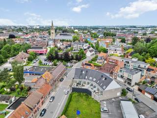 Deze locatie biedt opportuniteiten voor verschillende invullingen.<br /><br />Volgens de visie van Stad Roeselare lijkt zowel een residentiële ontwikkeling (1 à 2 woningen) als een praktijk- of kantoorfunctie met bedrijfswoning bespreekbaar steeds onder voorbehoud van een omgevingsvergunning.<br /><br />De oppervlakte van het perceel zal na opmeting bij benadering 575 m² bedragen.<br /><br /><strong>Contact:</strong><br />Voor meer informatie contacteer Stijn op 0491 61 42 19 of info@stijndebusschere.be<br />