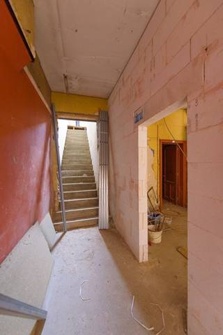 Dit vroeger handelspand moet nog <strong><span>gerenoveerd</span></strong> worden. Achteraan <strong><span>grote opslagplaats</span></strong> en <strong><span>doorgang naar de 2 garages</span></strong> via de Volkstraat.<br />Mogelijks kan er een <strong><span>aparte ingang</span></strong> gemaakt worden naar het <strong><span>bovengelegen appartement</span></strong> die al deels gerenoveerd is.<br />EPC : 650 en UC : 2566423 Wenst u meer info ? Contacteer Lode : 0479/748616