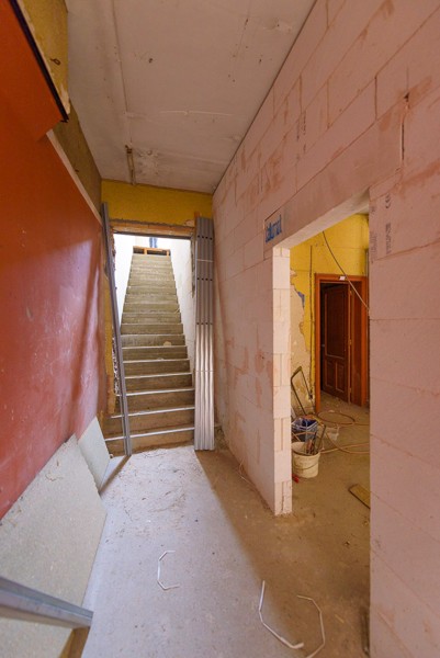 Te renoveren woning met garages - foto 2