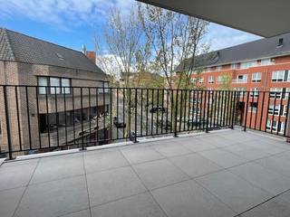 Hoogwaardig afgewerkt appartement op de 2de verdieping in het centrum van Harelbeke. Bestaande uit inkomhal met vestiaireruimte, apart toilet,...