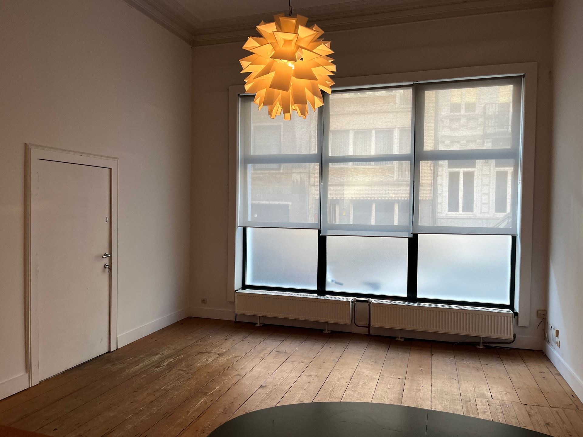 Groot appartement met hoge plafonds en één slaapkamer - foto 4