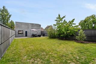 Goedgelegen INSTAPKLARE HOB met oprit en tuin, en RECENTE LOODS van 100m2 (+ verdiep) met 2 sectionaalpoorten. Ideaal voor zelfstandige...