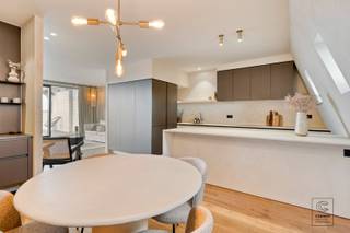 Deze uitzonderlijke duplex van 130 m² bevindt zich op een absolute toplocatie in het fel gegeerde Antwerpen Zuid, waar het Zuidpark fungeert als...