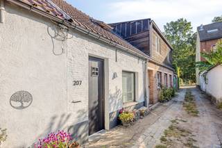 Deze instapklare woning heeft heel wat te bieden en zal u zeker en vast verrassen! De woning die we te koop aanbieden is gelegen in Kapellen, op een gunstige locatie tussen het centrum van Kapellen en Putte. Hierdoor geniet u van een rustige woonomgeving, terwijl winkels, scholen, openbaar vervoer en andere belangrijke voorzieningen vlot bereikbaar zijn.<br /><br />We betreden de woning via de inkomhal, die toegang biedt tot de bijzonder ruime leefruimte. Dankzij de aangename oppervlakte zijn hier verschillende indelingen mogelijk en is er voldoende plaats voor een gezellig zit- en eetgedeelte. Aansluitend bevindt zich de volledig geïnstalleerde keuken.<br /><br />Verder vinden we op de gelijkvloerse verdieping de badkamer, Achteraan de woning kan u genieten van een aangename tuin, ideaal om in alle rust te ontspannen, te genieten van een aperitief of gezellige momenten met familie en vrienden door te brengen.<br /><br />Op de eerste verdieping bevindt zich momenteel één ruime slaapkamer. Daarnaast is er nog de mogelijkheid om een tweede slaapkamer te creëren, waardoor de woning perfect kan meegroeien met uw woonwensen.<br /><br />Diverse: <br />- EPC: 257 kWh/m² jaar ( label C) <br />- conforme EK en asbestveilig<br /><br />Kortom, een instapklare woning met een bijzonder ruime leefruimte, aangename tuin en mogelijkheden op een gunstige ligging in Kapellen. Interesse? Contacteer Dewaele Vastgoed voor meer informatie of een bezoek!<br /><br /><br />Kortom een volledig instapklare woning te koop op centrale ligging in Kapellen! Plan jij graag een afspraak in op de bezoekdag op woensdag 02/09?  Contacteer Dewaele Vastgoed voor een afspraak!<br />kapellen@dewaele.com - 03 666 66 66. <br /><br /><br /><br />De eigendom wordt aangeboden via de Pre-sale formule. Op 02/09/2026 tussen 15:00 en 18:00 kan u het huis op afspraak komen bezichtigen en een bod uitbrengen. De vermelde prijs is een instelprijs. Voor meer info, gelieve contact op te nemen met de dossierverantwoordelijke.<br /><br />Bestuursmaatregelen in het maatregelenregister: nee